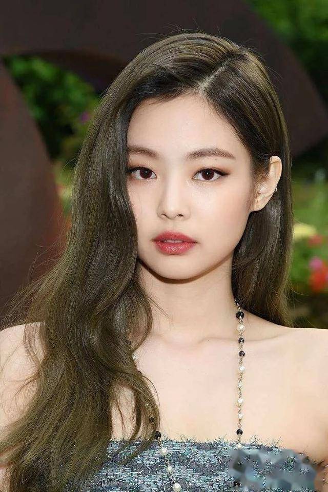 猫眼尤其提升女性魅力,女人味爆棚,jennie就常pick这款眼线.