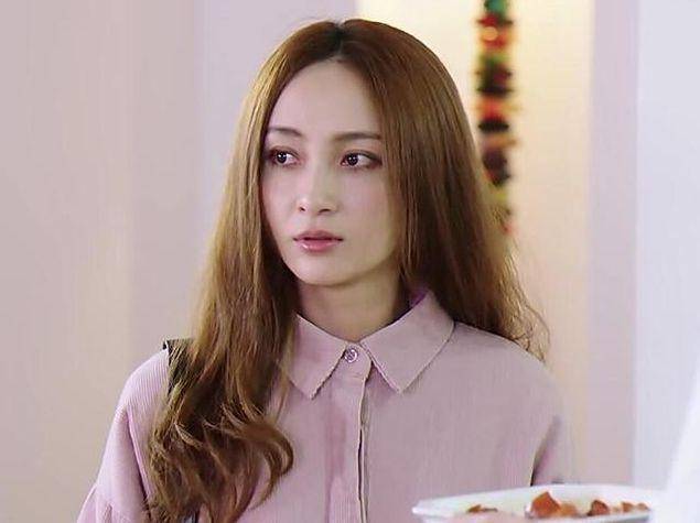 38岁姚笛美若少女,长卫衣打造下衣失踪,穿长靴好身材尽显
