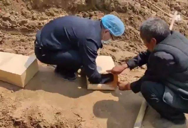 4名男童被埋:尸体系整理土方时意外发现,已经开始尸检