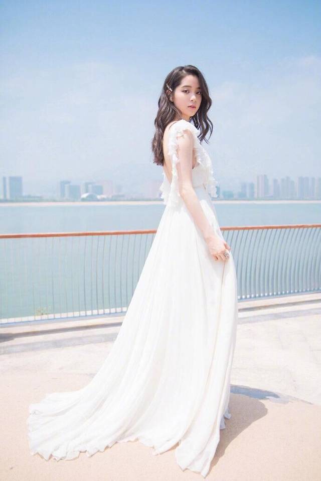欧阳娜娜在江边拍照,穿纱裙出镜气质成熟,怎么看都不像是19岁