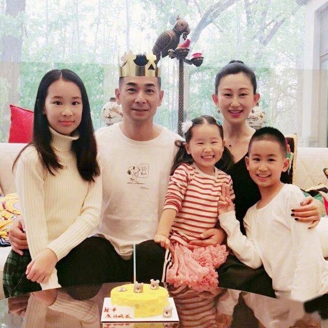 赵文卓老婆保养有多好?40岁张丹露和13岁女儿合影,形如姐妹