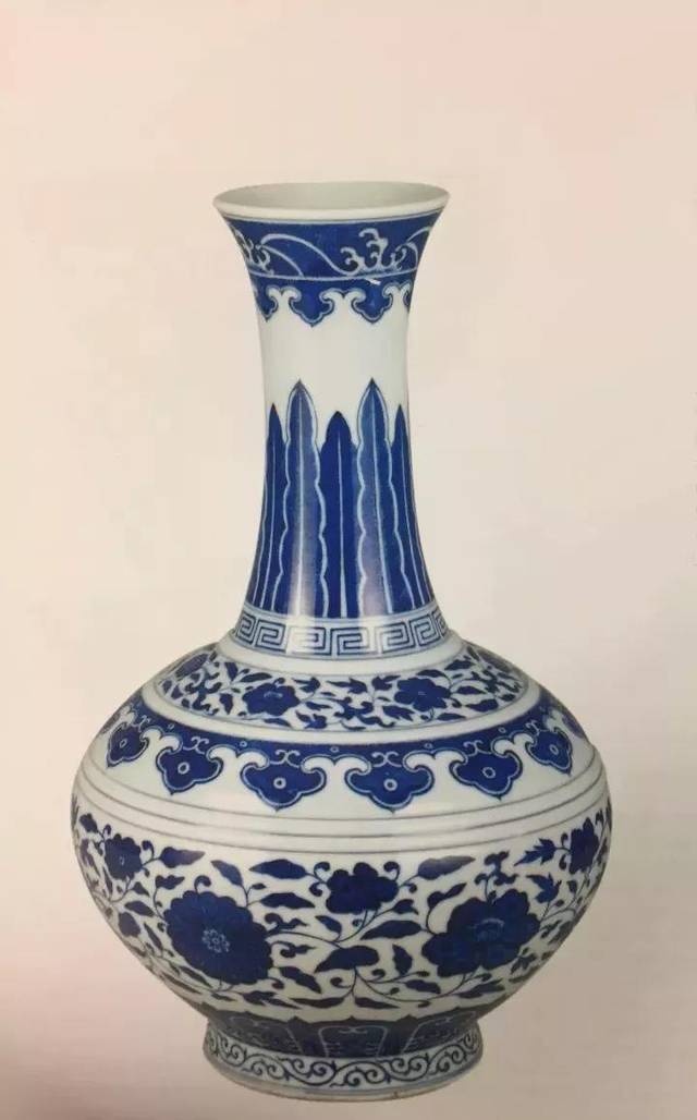 清道光青花缠枝莲纹赏瓶 云南省博物馆藏