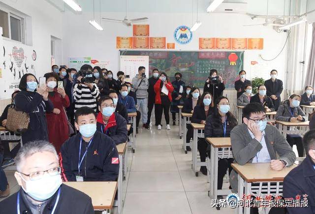 保定市第一中学负责人介绍,为了避免食堂就餐人员密集的问题,保定一中