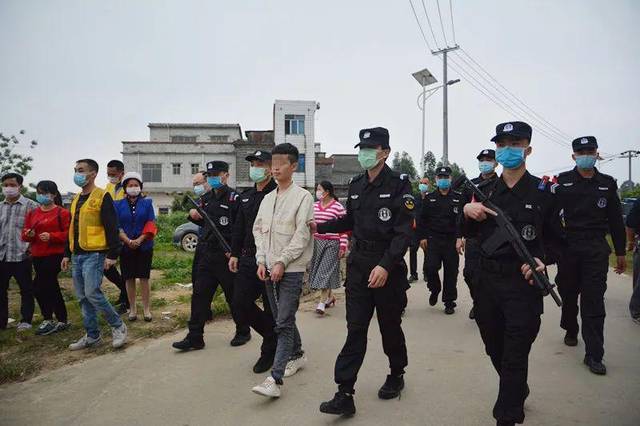 广西在校大学生涉嫌诈骗被抓,其母两次跪地痛哭