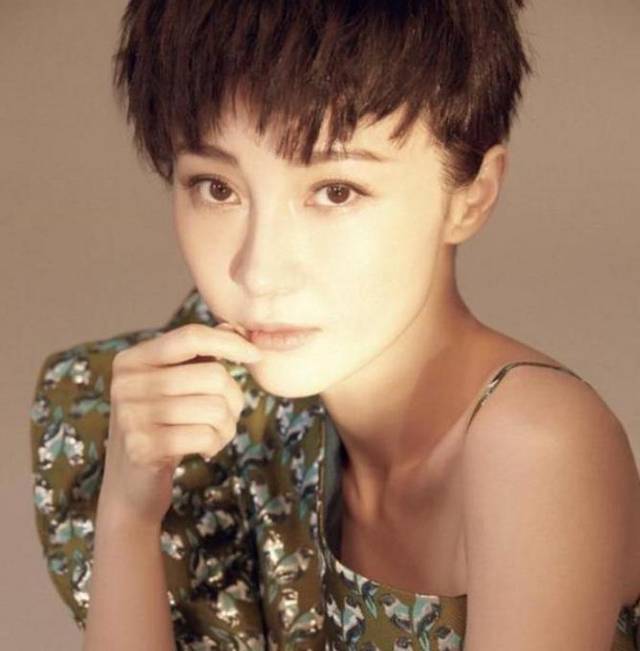 文章出轨门6年至今,姚笛高调回归,剪马伊琍同款短发美