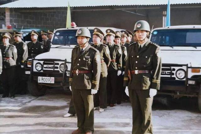原创中国公安队伍的警服,原本属于大陆系,为何改为了海洋系?
