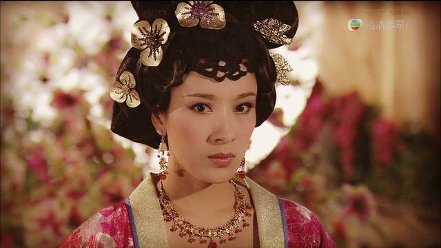 人生如戏,同为港剧女神,杨怡幸福产女,而她却沦落到直播带货