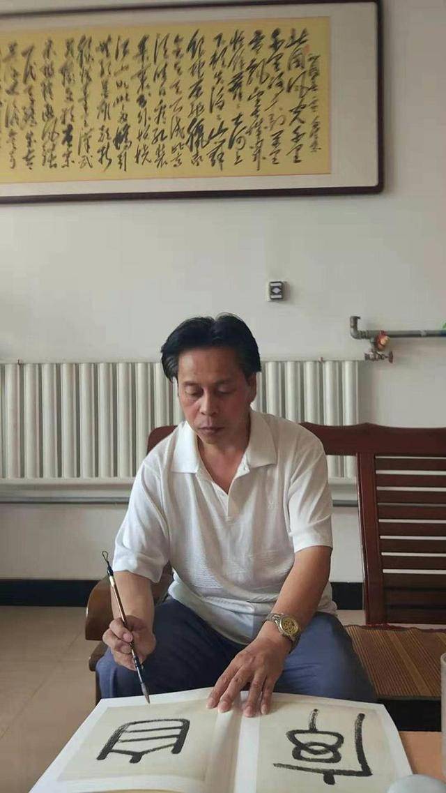 个人简介周红雨,生于1969年,河北省保定市定兴人.中国书法家协会会员!