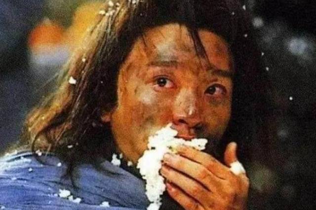 同样是扮演乞丐, 黄渤破衣烂衫, 周星驰用手抓饭, 杨颖这是在干嘛