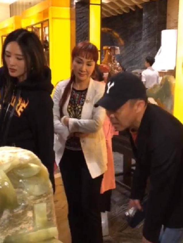 王瑞身材很引人注目,大长腿纤细笔直,和超模比也丝毫不逊色.