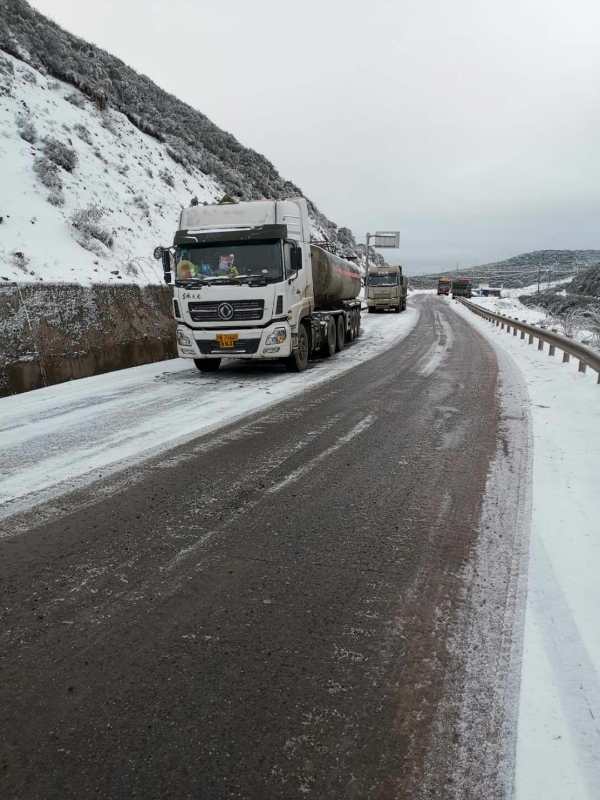 紧急路况!国道245线凉山昭觉解放沟段因降雪交通管制