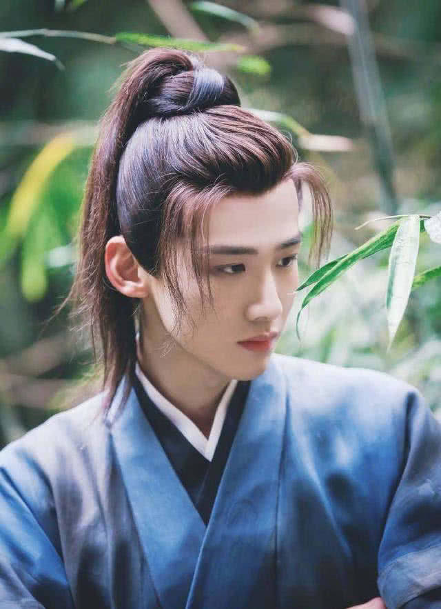 十位留龙须刘海的古装美男,吴磊可爱邓伦差强人意,而他雌雄难辨
