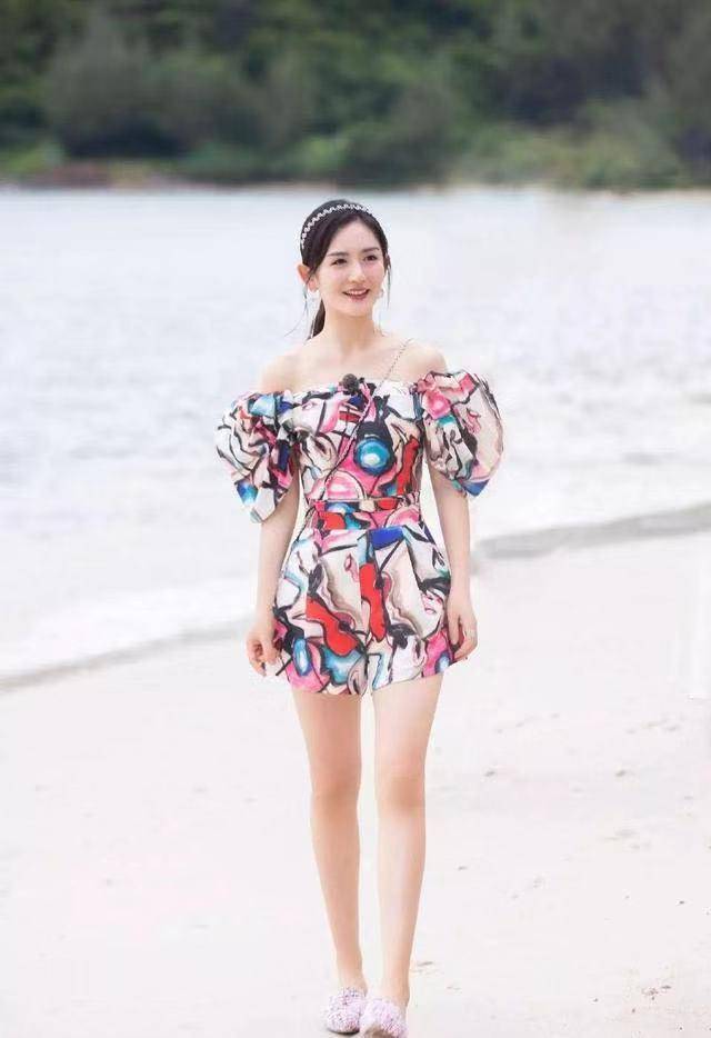 各种颜色,各种款式,长长短短的花裙子被谢娜穿出不一样的时髦感,鲜艳