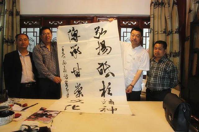 2012第六届亚洲财富论坛上,这位亚洲文化艺术家联合会秘书长钱诗贵