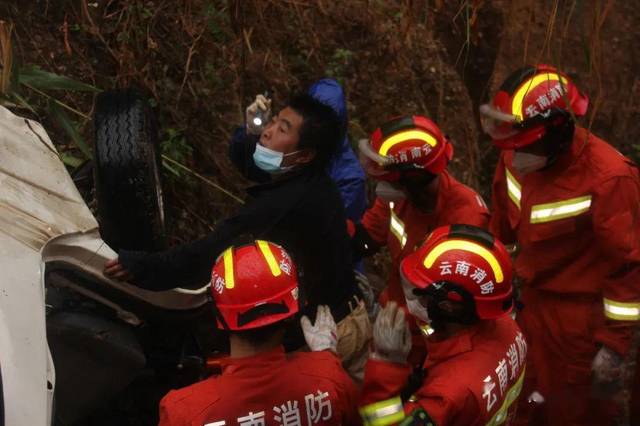 加之雨下的很大,给救援增加一定的难度,这时,一名消防员勇敢砸破车窗