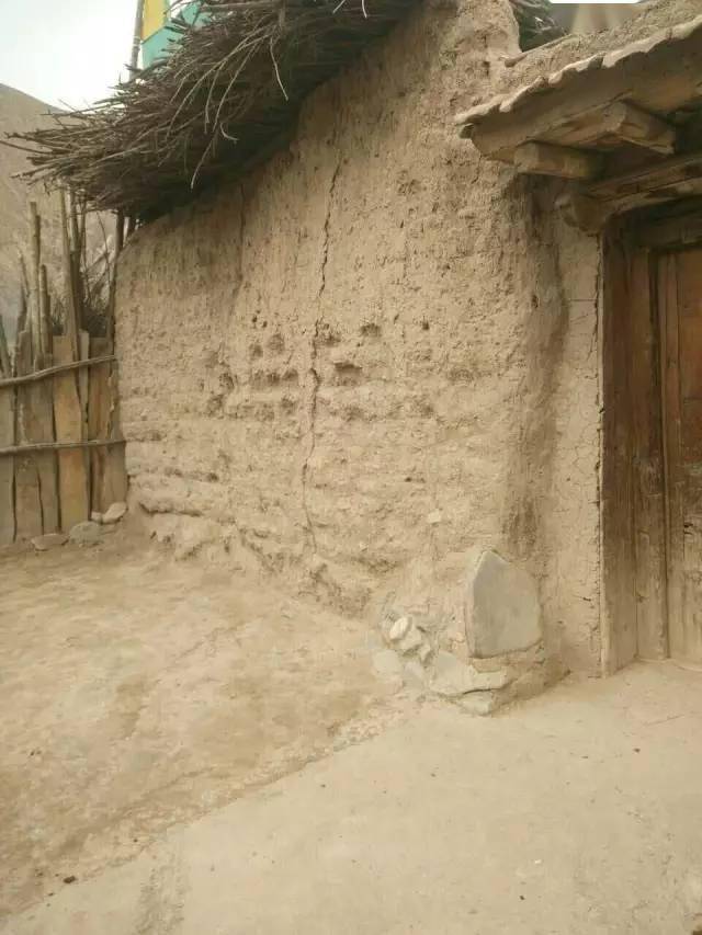 这里的村民至今生活在用泥土垒成的老旧破烂房子里 斑驳的泥墙,光秃的