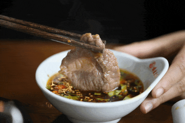 红油锅里一烫又嫩又入味～ 吃火锅去骨鸭掌要涮五分钟左右,就算煮了五