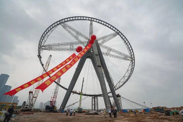 坐落于深圳前海湾畔华侨城欢乐港湾项目建设工地的128米高摩天轮
