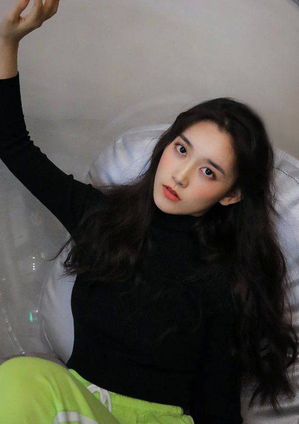 蒋依依有啥想不通的?化了一个"蛋黄妆",18岁老成28岁
