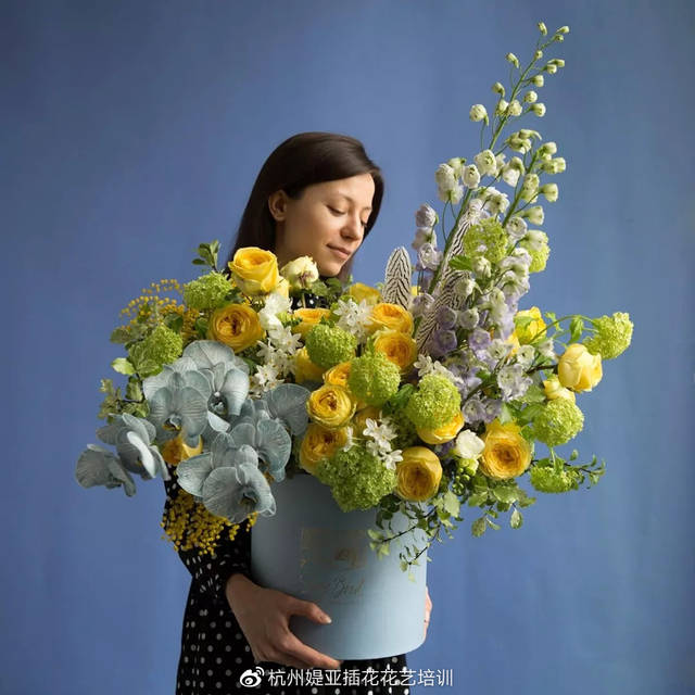 从俄罗斯lacybird花艺作品看花束与花篮的色彩搭配