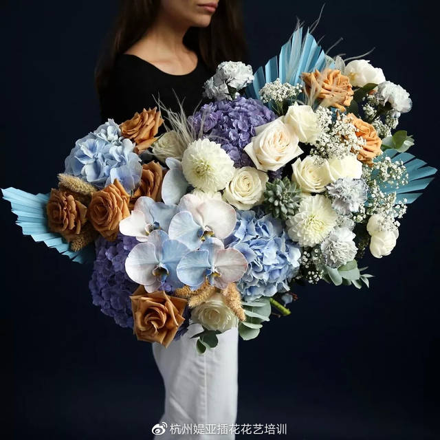 从俄罗斯lacybird花艺作品看花束与花篮的色彩搭配