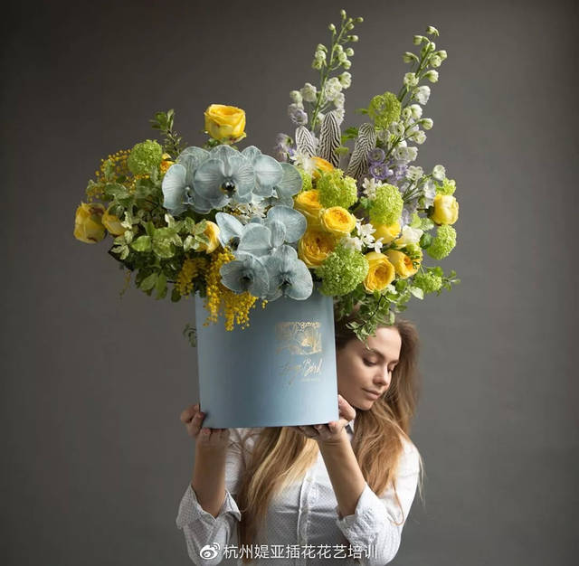 从俄罗斯lacybird花艺作品看花束与花篮的色彩搭配
