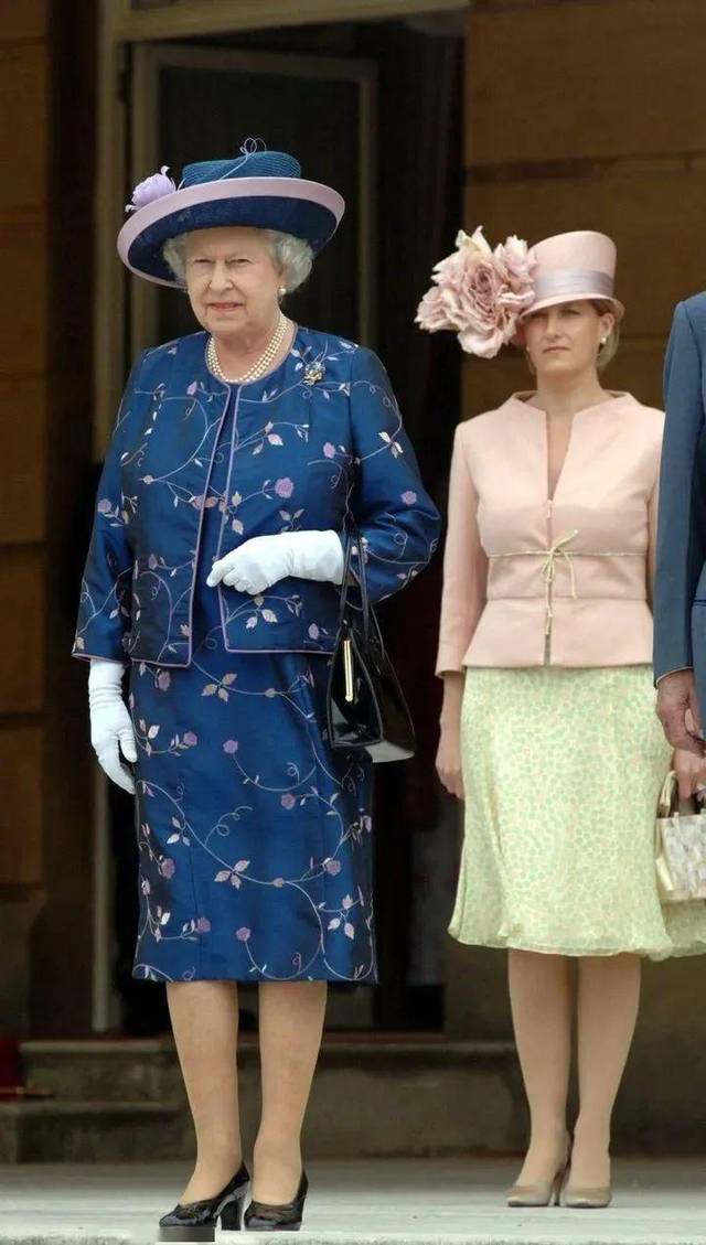女王从小到大的穿衣史!件件经典,感觉看完英国近百年历史啊!