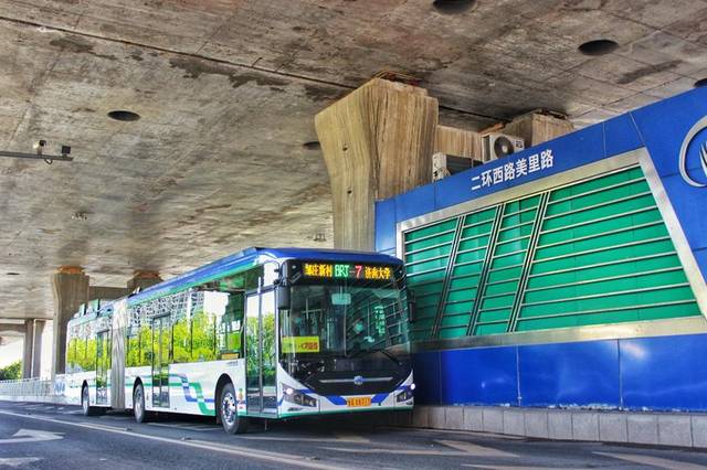 目前,中通lck5180a型双源铰接无轨电车已到位10辆,在brt4号线,brt7号