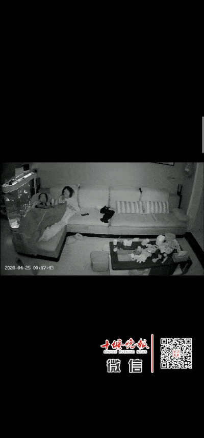 夫妻在家看恐怖片,饮水机,晾衣架等突然自行