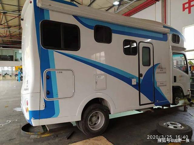 上海车主的轻卡c型房车 五十铃700p四驱越野房车改装氮气减震器