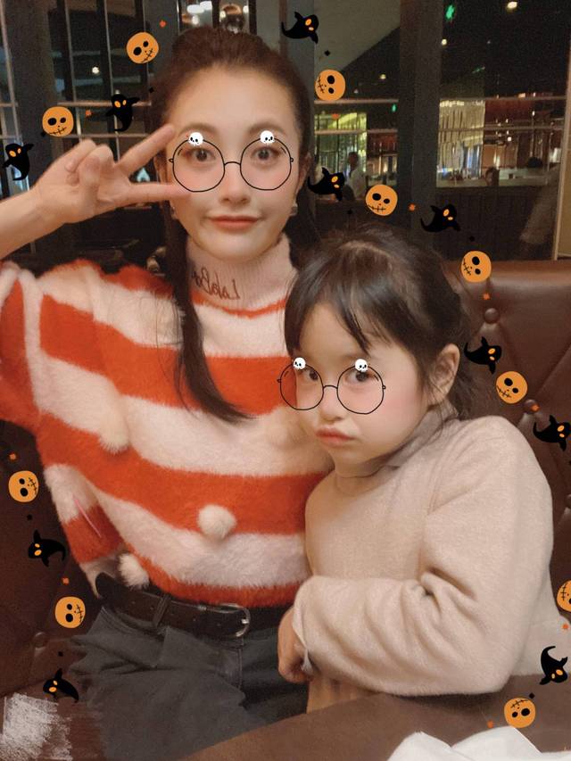原创包文婧晒女儿萌照,提裙摆凹造型表现力十足,五官随妈俏皮可爱