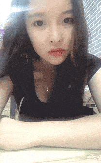 搞笑gif趣图:姑娘不光有才,关键是还很漂亮啊