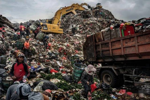 为挣2块钱,万人住进世界最大垃圾场,和7000吨垃圾同吃