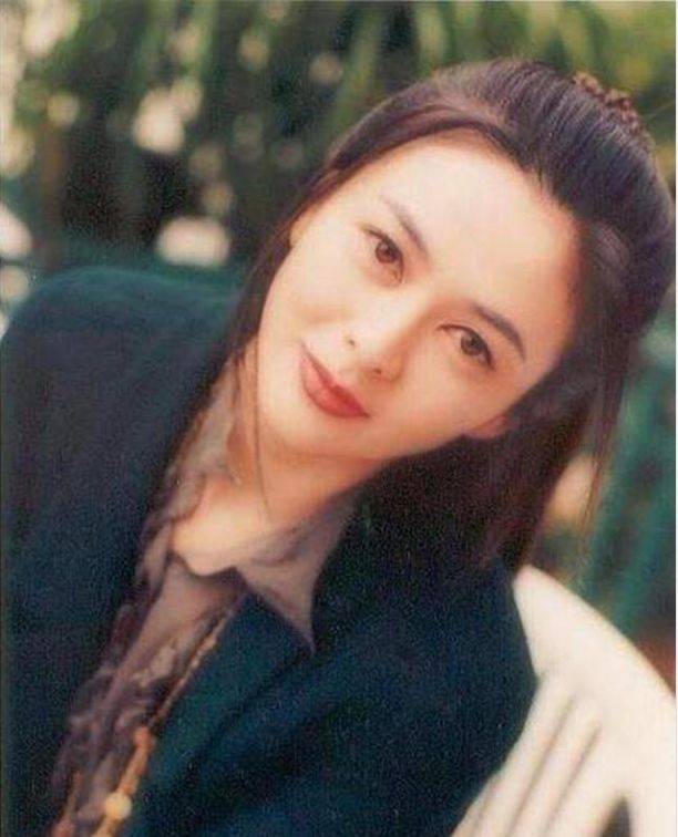 照片一:关之琳,上个世纪60年代出生在香港,是一位满族美女,中国香港
