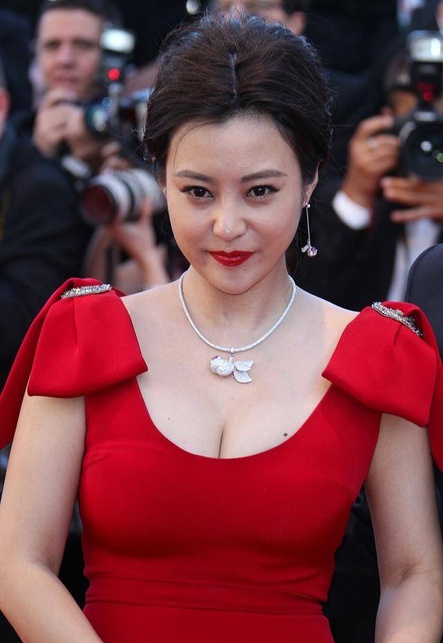 郝蕾年轻时候太美艳,一袭红裙藏不住玲珑身段,肉感身材太出挑