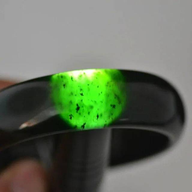 真正的黑碧玉透光观察,是呈现 墨绿色的色泽,而且还会看到 黑点的分布