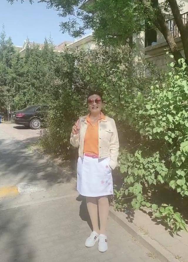 大s婆婆挺时髦的呀，62岁还穿短裙露膝盖，知道穿丝袜遮皱纹！