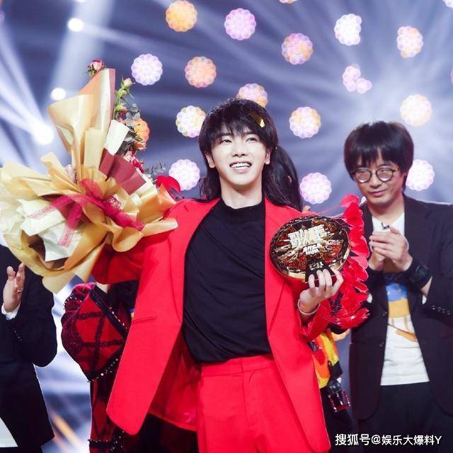 压轴登场的也是华晨宇,还请来了李宇春,唱她的原创歌曲《西门少年》