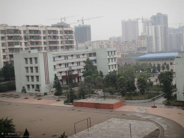 小学时候的重庆市巴南区鱼洞南区学校.