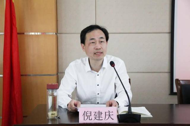 副镇长倪建庆通报第二批美丽乡村提升村建设进度,要求四个村做好拆后