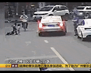 妈妈过马路扶邻家摔倒儿童,2岁女儿尾随被撞身亡