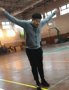 搞笑gif趣图:哥们,你这也太过分了,咋还亲上了