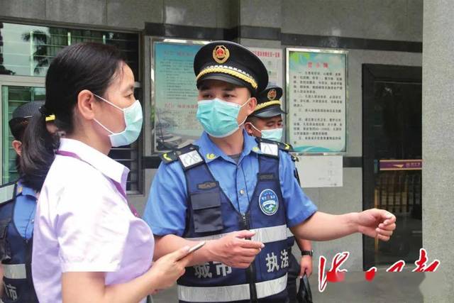 李鑫 摄 疫情防控期间,执法队员深入街道,社区协助配合防控工作,组织