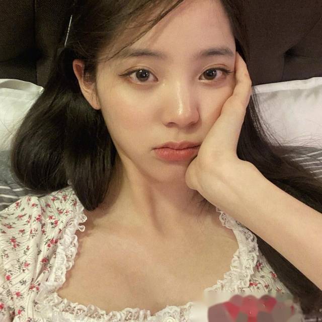 欧阳娜娜躺在床上玩自拍动作丰富表情痛苦说出原因让惹人心疼