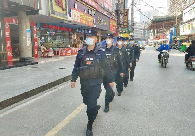 巡特警队员在城区主干道街面徒步巡逻