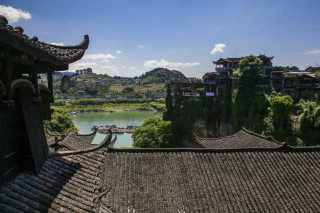 顶红柱,三重翘檐,榫卯结构,桥头有龙柱,凸显了溪州在土家族地位的显赫