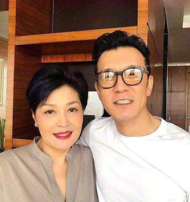 李咏52岁冥寿,妻子哈文晒红色玫瑰花为老公庆生令人感动!