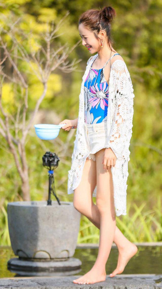 江一燕真敢穿!黑色吊带裙"撑"出蜂腰长腿,37岁美回春