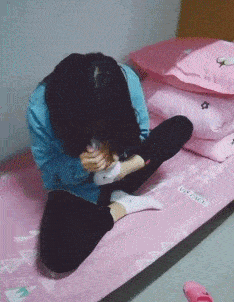 gif搞笑趣图:真是太尴尬了!你回来也不说声,吓我一跳!