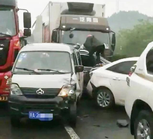 成巴高速连环追尾车祸多部川y车辆受损严重目前道路已恢复畅通